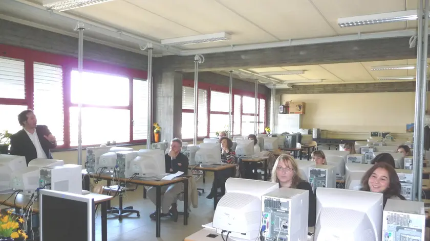 Ragazze nel laboratorio di informatica