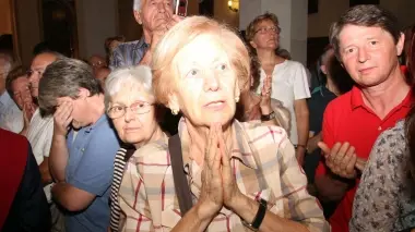 Da sinistra i fedeli durante la preghiera al santuario di Motta La reliquia di Papa Giovanni Paolo II durante il viaggio in basilica