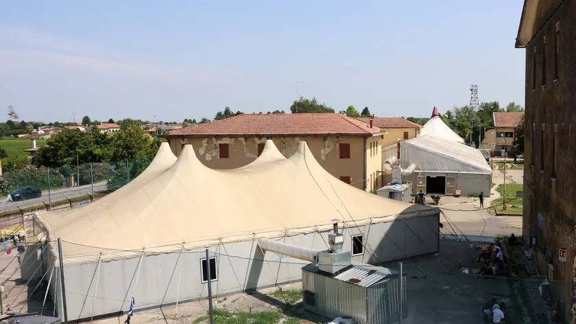 La maxitendopoli per migranti allestita all’interno dell’ex caserma Zanusso di Oderzo