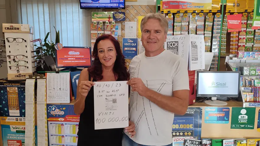 I titolari della ricevitoria di Cosniga mostrano copia del tagliando vincente