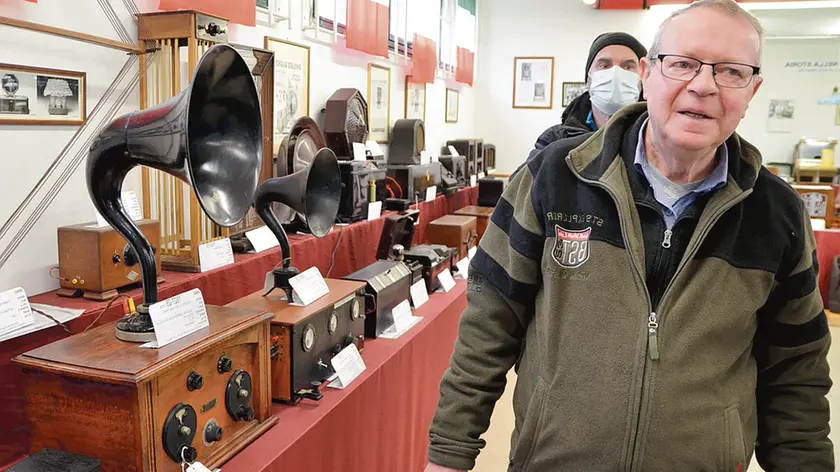 Silvano Gazzola nel suo museo dedicato alla radio allestito a Vedelago nel negozio di riparazioni ora chiuso