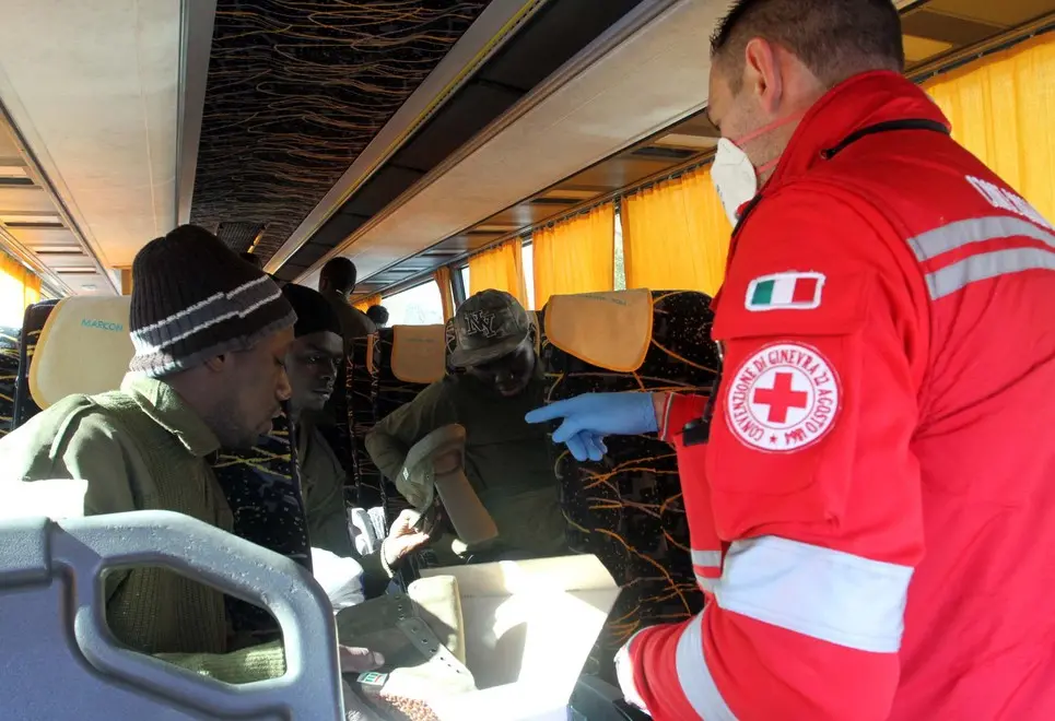 ZAGO TREVISO CORRIERA DI PROFUGHI DI FRONTE ALLA STAZIONE DEI TRENI