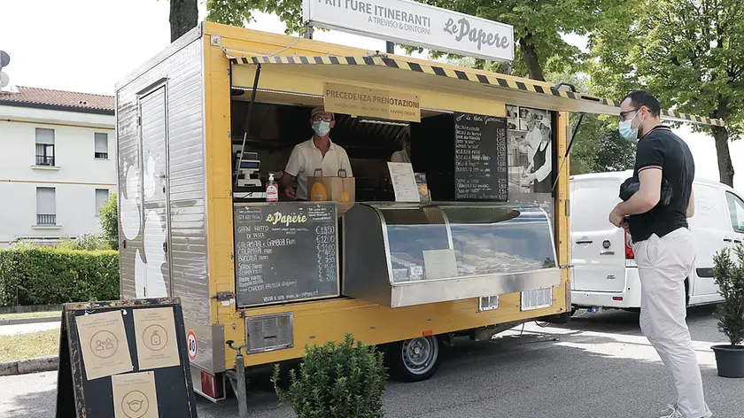 ZAGO AG.FOTOFILM OLMI FRITTURE INTINERANTI -LE PAPARE-