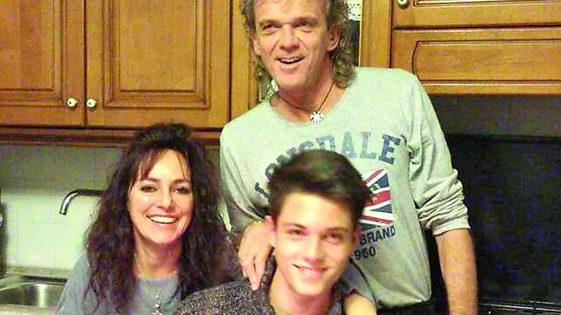 Un compleanno felice di Alex con mamma e papà