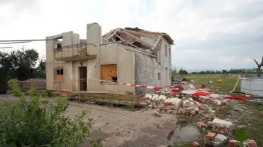 Una delle case maggiormente distrutte dalla tromba d’aria di Vallà