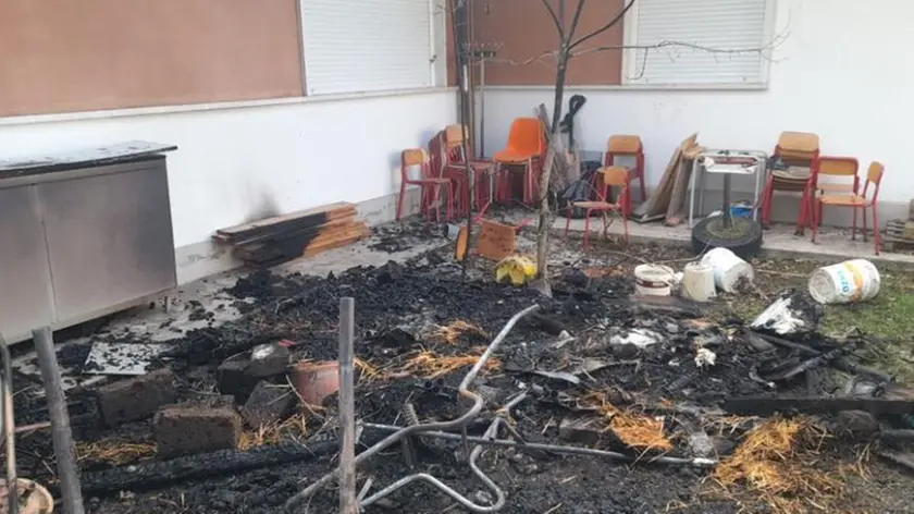 Quel che resta del ricovero attrezzi della scuola media di Biadene dopo l’incendio
