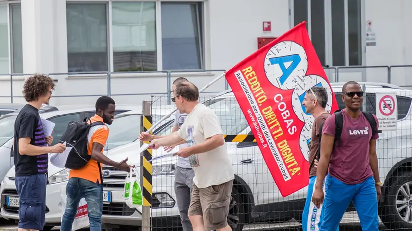 Allegranzi Vazzola Sit-in all'AIA e volantinaggio da cobas