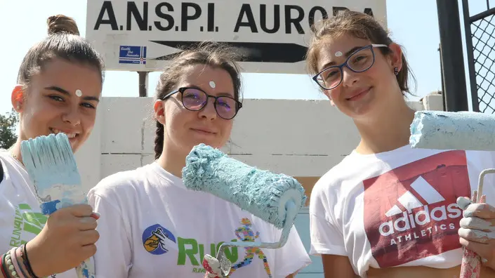 DE POLO AG.FOTOFILM TREVISO GRUPPO DI RAGAZZI DIPINGONO IL MURO DELLA CHIESA VOTIVA