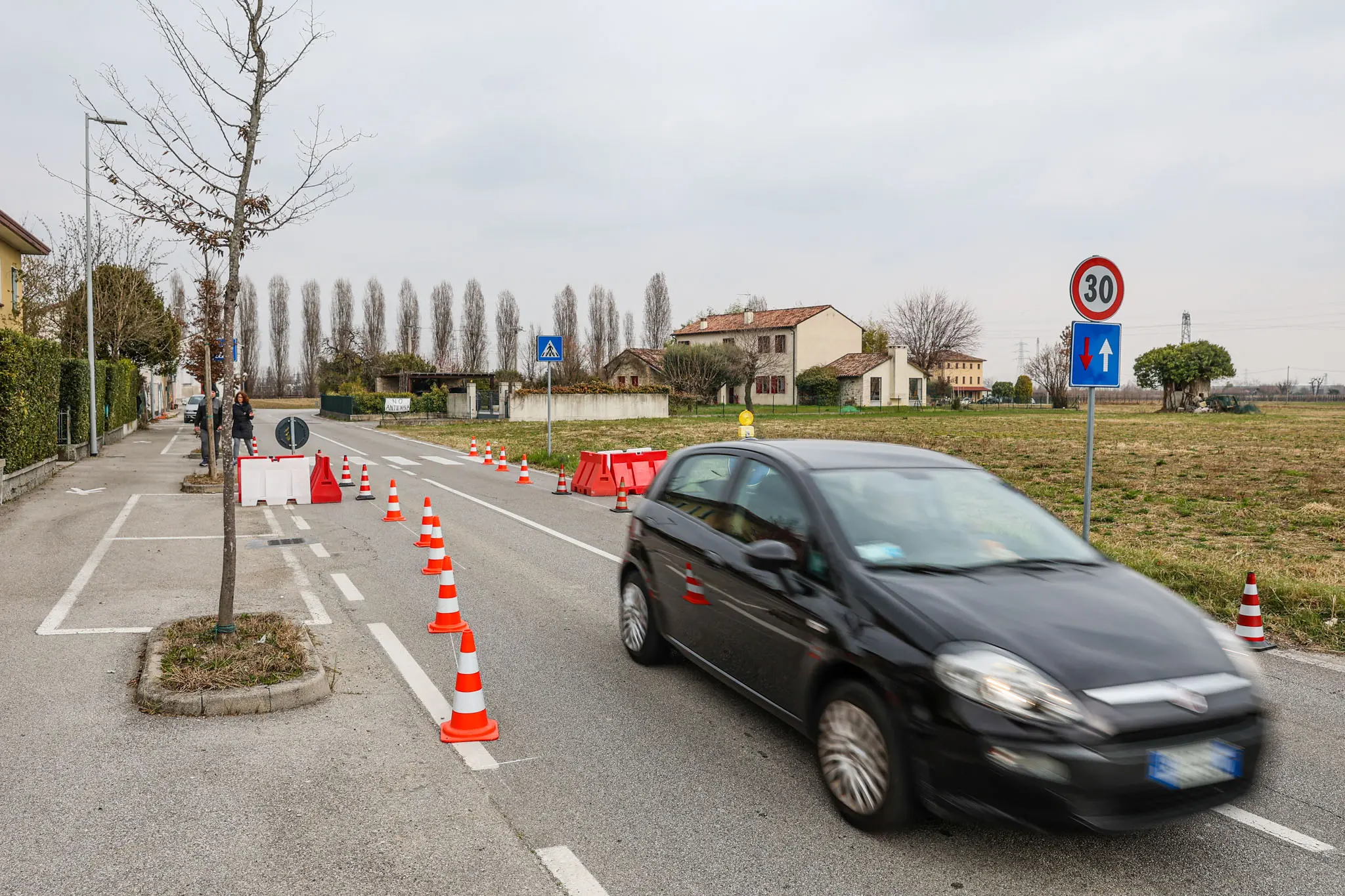 Un'altra immagine della nuova segnaletica in via Santa Rosa