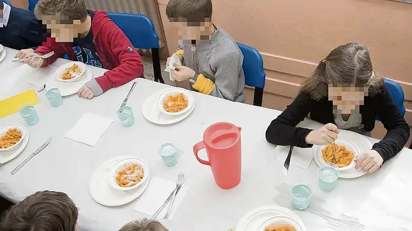 Bimbi in una mensa scolastica