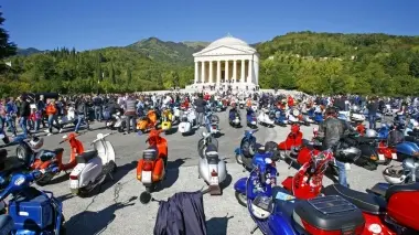 Le vespe davanti al Tempio di Possagno