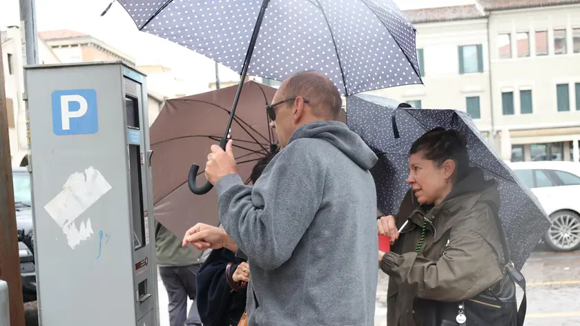 Automobilisti ad uno dei parcometri del centro di Treviso