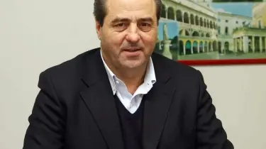 Il leader dell’Idv, Antonio Di Pietro, mentre entra in redazione