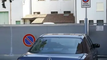 La Mercedes del sindaco Paolo Quaggiotto parcheggiata in divieto