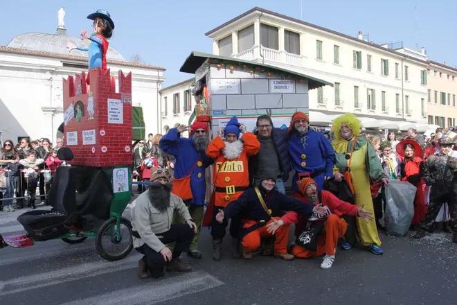 Agostini Treviso sfilata carri 2014 in foto sindaco manildto con gruppo rovare