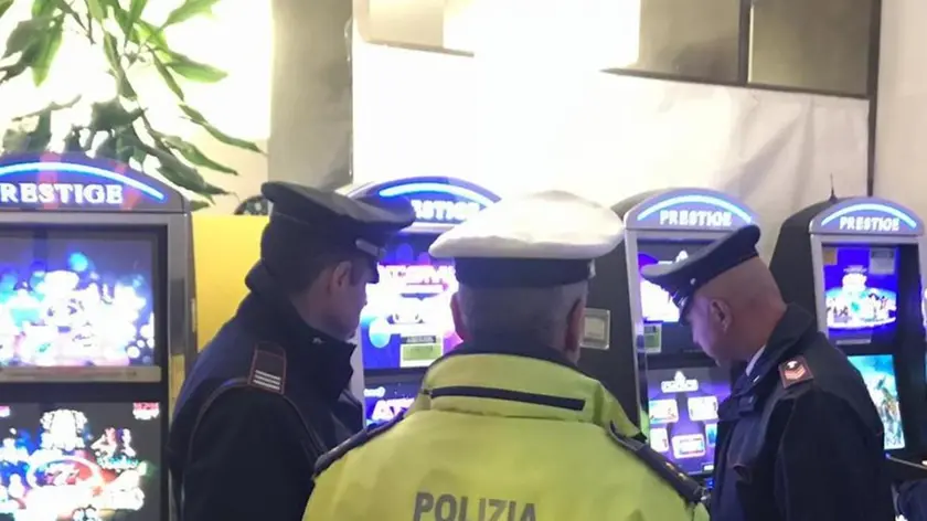 Controlli di vigili e carabinieri in una sala slot
