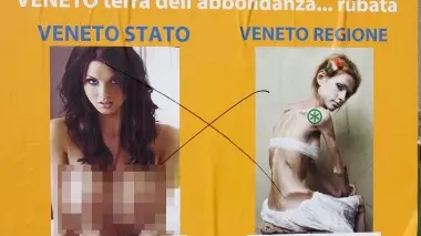 A fianco il cartellone elettorale choc. Sopra Antonio Guadagnini