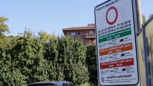 de wolanski agenzia fotofilm treviso cartelli blocco traffico in città per inquinamento