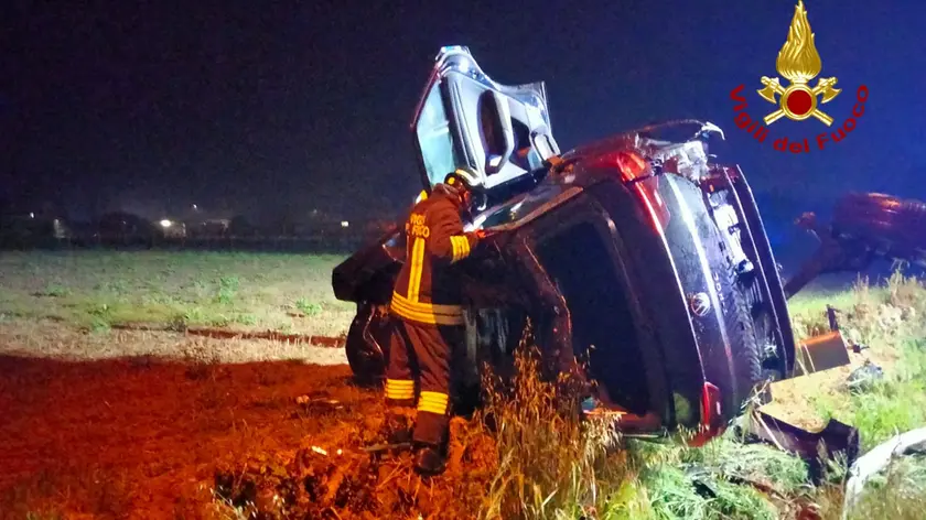 L'incidente in via Santi a Casier. Finisce con l'auto contro un palo e poi scappa
