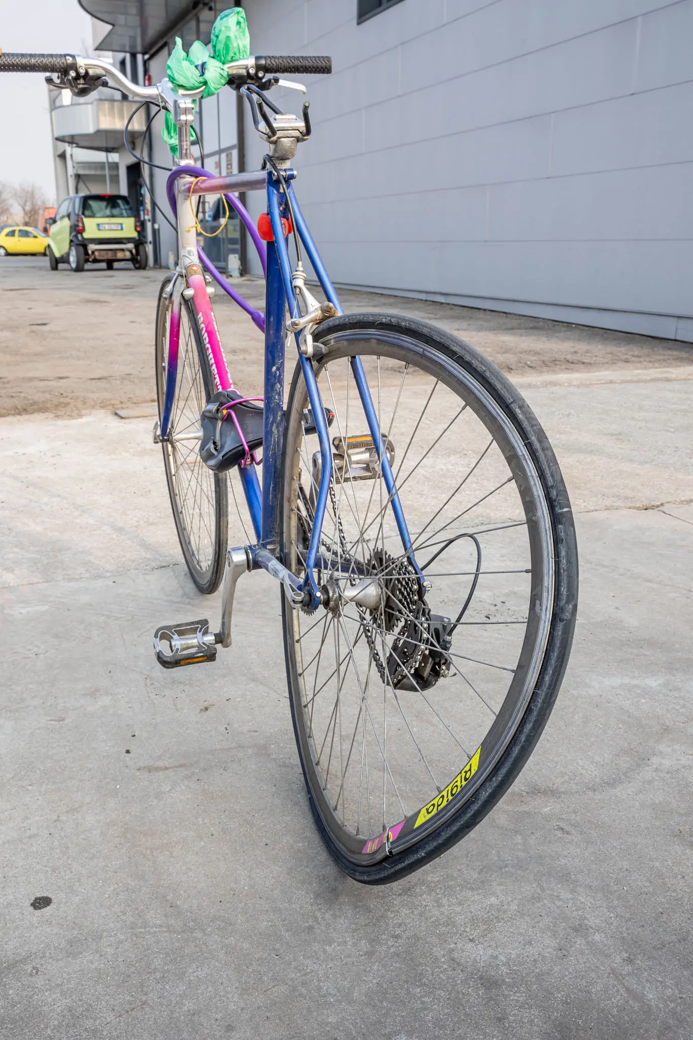La bicicletta su cui viaggiava il pensionato