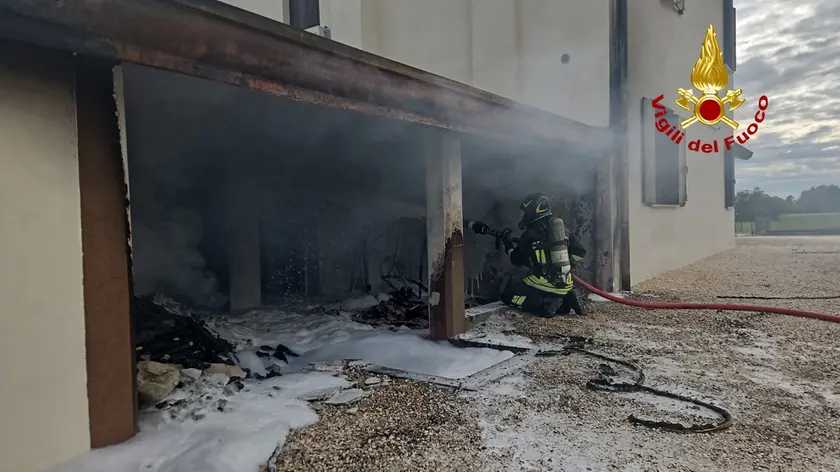 I vigili del fuoco spengono le fiamme nel garage