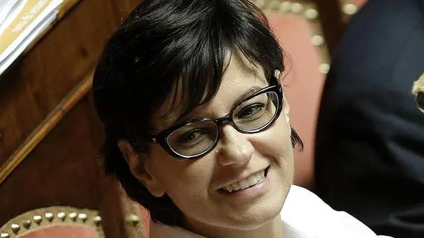 Patrizia Bisinella (con pupazzo di canguro) in Senato durante l'esame del DDL sulle Riforme, Roma, 30 Luglio 2014. ANSA/GIUSEPPE LAMI