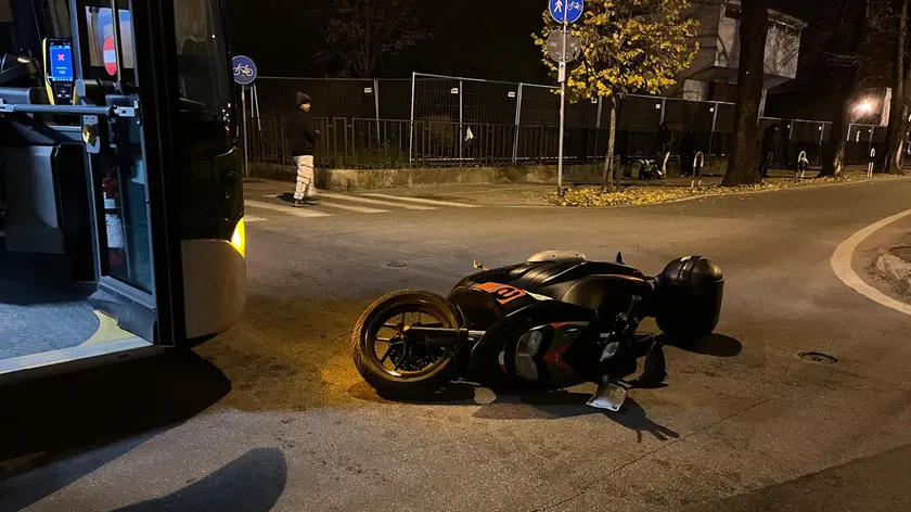 Lo scooter rimasto a terra nell'incidente con un bus a Borgo Cavalli