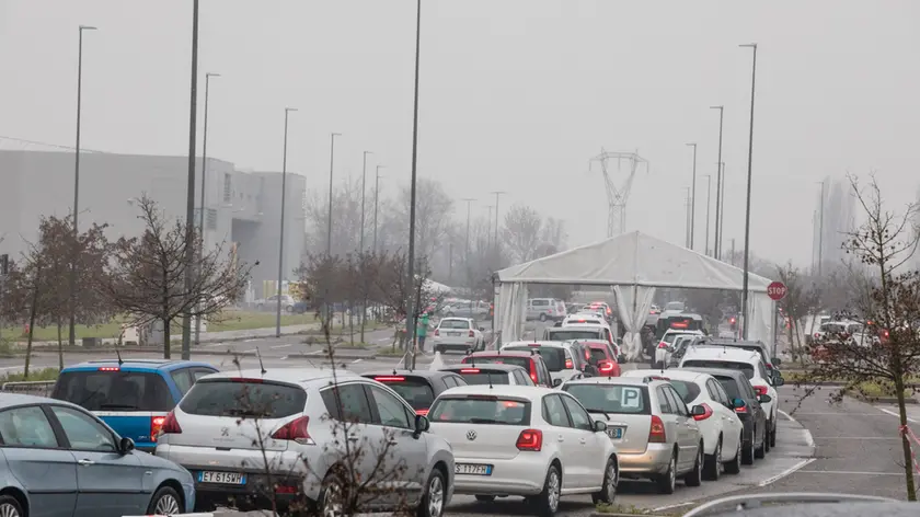 Code per i tamponi alla Zoppas Arena di Conegliano durante la fase peggiore dell'emergenza