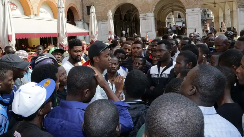 Zago agenzia foto film Treviso protesta profughi davanti prefettura