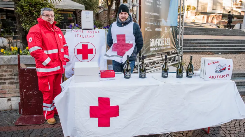 Allegranzi Conegliano scalinata degli alpini banchetto croce rossa per raccolta fondi