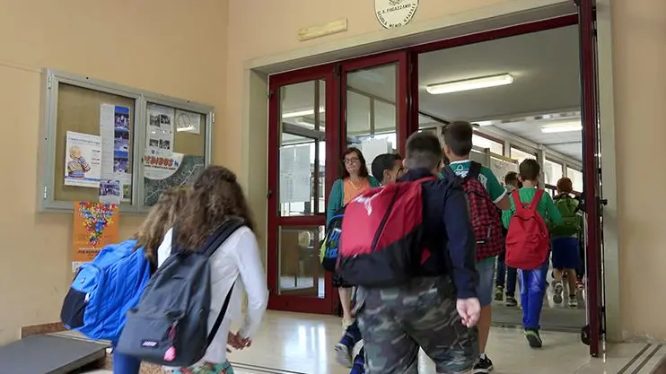 Ragazzi a scuola: il ritorno sui banchi è previsto per l’11 settembre