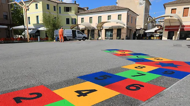 Agostini Montebelluna nuovi giochi per bambini in piazza D'Annunzio
