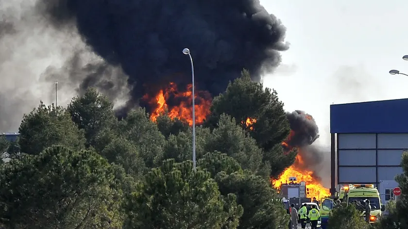 I soccorsi dopo lo schianto dell'aereo greco sulla pista di Albacete