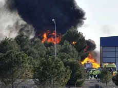 I soccorsi dopo lo schianto dell'aereo greco sulla pista di Albacete