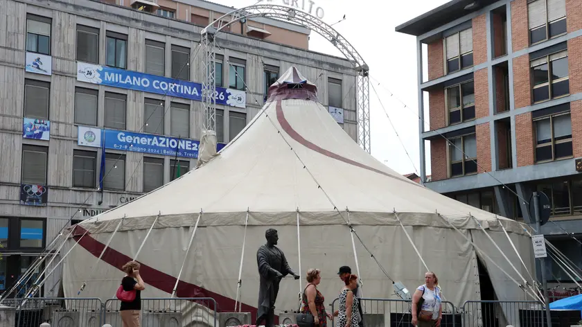 Il tendone del circo in piazza Borsa (Fotofilm)