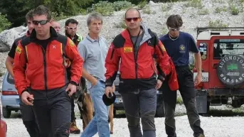 Le fasi concitate dei soccorsi al campo base, a destra le vittime: Alberto Bonafede (in alto) e Aldo Giustina