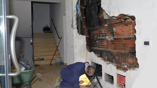 Demarchi Volpago via san Carlo intercapedine tra vano scale e abitazione prende fuoco