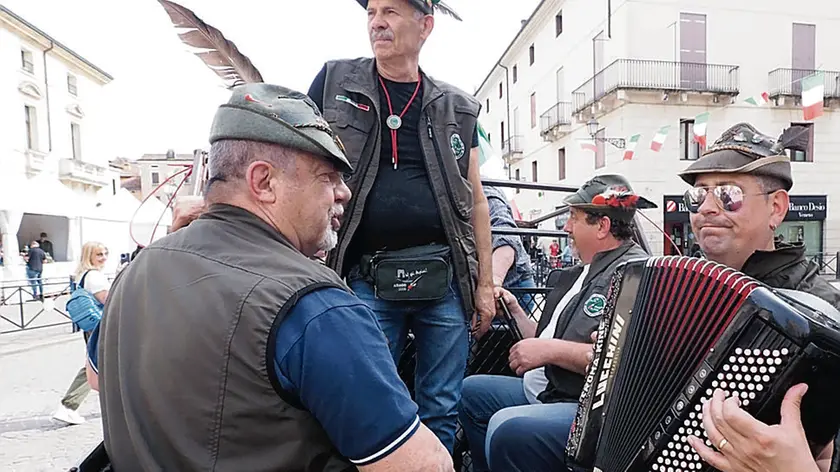 Gli alpini hanno invaso Vicenza per l’adunata in programma da oggi a domenica. Sono attese in città oltre 400 mila persone