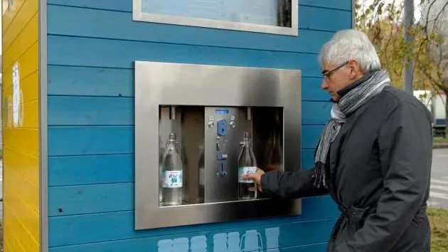 Un distributore d'acqua