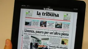 TUTTO IN UN CLIC. L’Ipad con la schermata de «la tribuna di Treviso», a destra la redazione