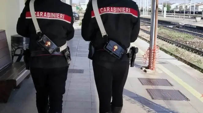 Un controllo dei carabinieri nella stazione ferroviaria