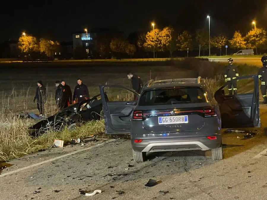 Il luogo dell'incidente sul posto i carabinieri e i vigili del fuoco