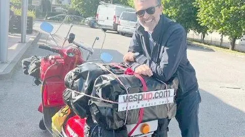 L’imprenditore Gianluca Pellegrinelli con la sua Vespa