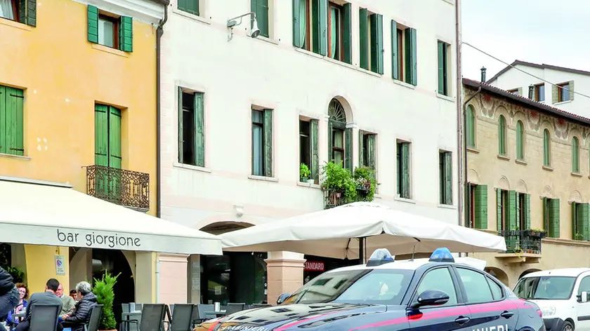 I carabinieri in centro a Castelfranco sul luogo della rissa