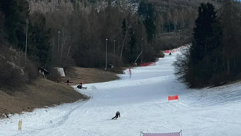 La stazione sciistica del Nevegal, a Belluno: la poca neve è quella sparata dai cannoni