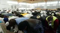 MUSULMANI IN PREGHIERA PER LA CHIUSURA DEL RAMADAN NELL'AULA POLIVALENTE DELLA PARROCCHIA DI PADERNO