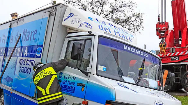 Filippi Loria camioncino caduto in voragine via Bassanese