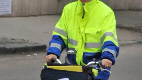 Un postino in bici tra i cumuli di rifiuti in una immagine di oggi, 15 dicembre 2010, scattata a Casoria comune alle porte di Napoli. Inizieranno dal pomeriggio le votazioni nell'Aula della Camera sul decreto per fronteggiare l'emergenza rifiuti in Campania. ANSA / CIRO FUSCO