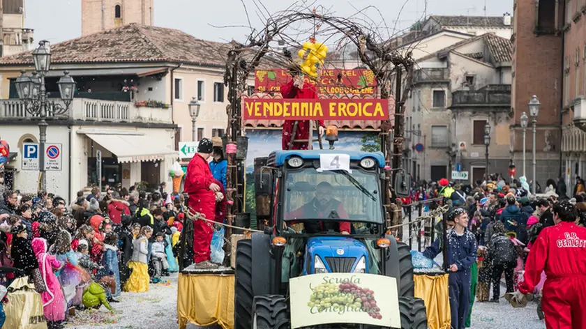 Allegranzi Pieve di Soligo Sfilata Carri Mascherati Carro del Cerletti
