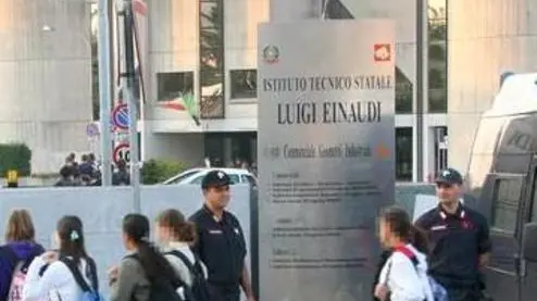 Doro Montebelluna controllo antidroga carabinieri cinofili istituto Einaudi Doro Montebelluna controllo antidroga carabinieri cinofili istituto Einaudi